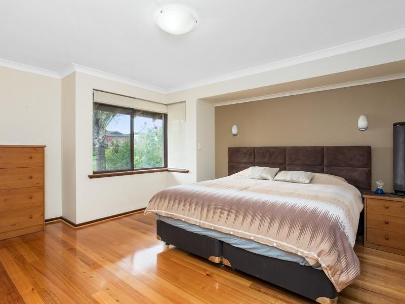 18 Marlowe Place, Munster WA 6166