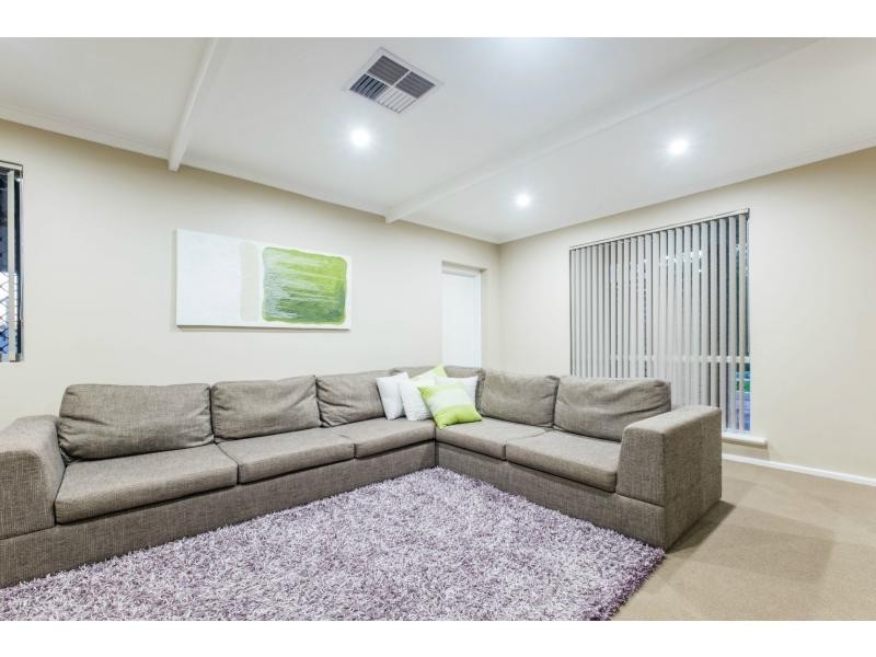 2 Earn Place, Hamersley WA 6022