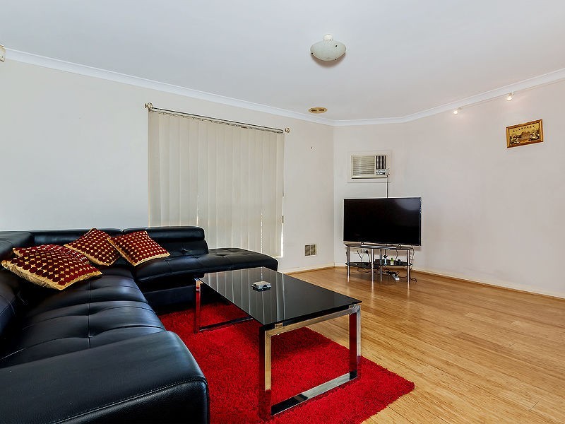 1/7 Ravenswood Drive, Nollamara WA 6061