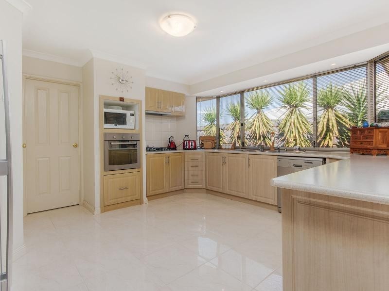 25 Grasshill Grange, Halls Head WA 6210