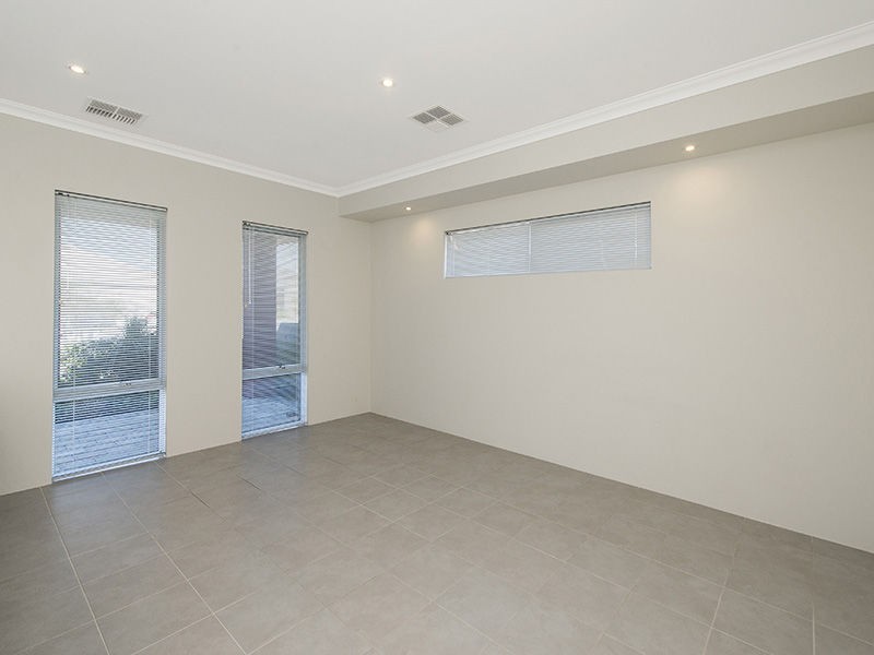 8 Hazewinkel Gardens, Champion Lakes WA 6111