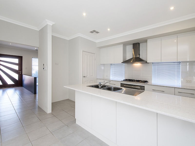 8 Hazewinkel Gardens, Champion Lakes WA 6111