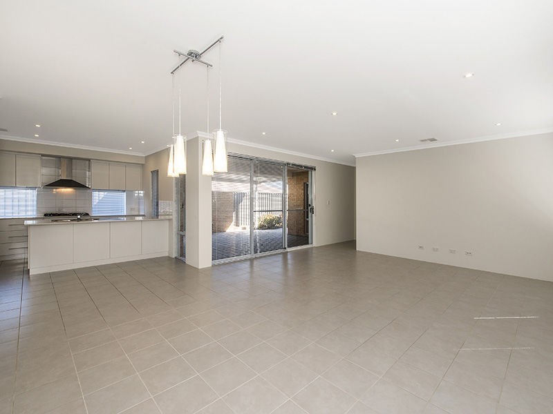 8 Hazewinkel Gardens, Champion Lakes WA 6111