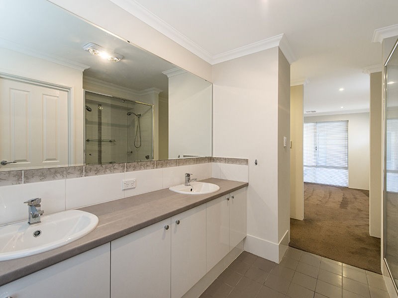 8 Hazewinkel Gardens, Champion Lakes WA 6111