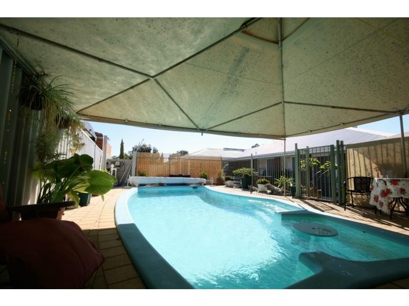 37 Brookside Gardens, Caversham WA 6055