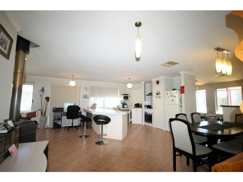 37 Brookside Gardens, Caversham WA 6055