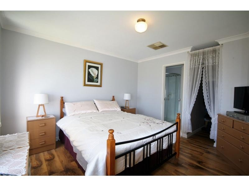 37 Brookside Gardens, Caversham WA 6055