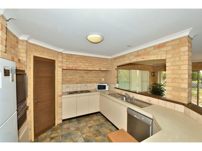 5 Sussex Place, Halls Head WA 6210