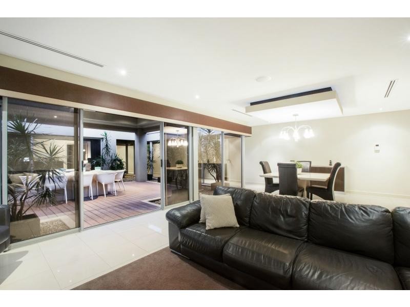 24 Splendens Turn, Halls Head WA 6210