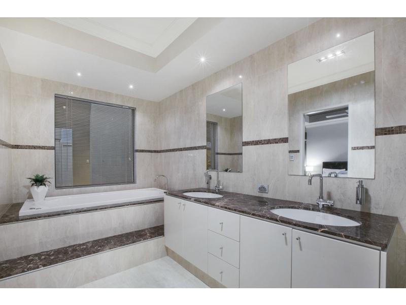 24 Splendens Turn, Halls Head WA 6210