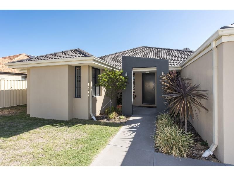 11 Arlette Pass, Lakelands WA 6180