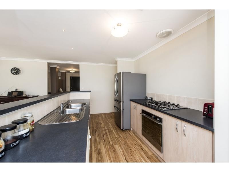 11 Arlette Pass, Lakelands WA 6180