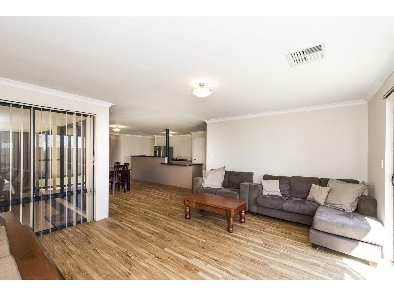 11 Arlette Pass, Lakelands WA 6180