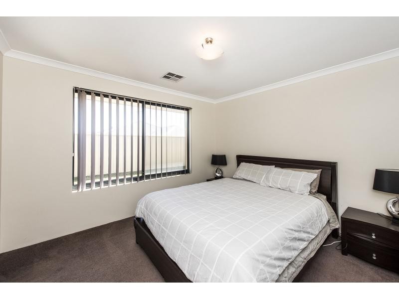 11 Arlette Pass, Lakelands WA 6180