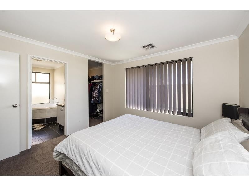 11 Arlette Pass, Lakelands WA 6180