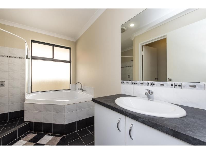 11 Arlette Pass, Lakelands WA 6180