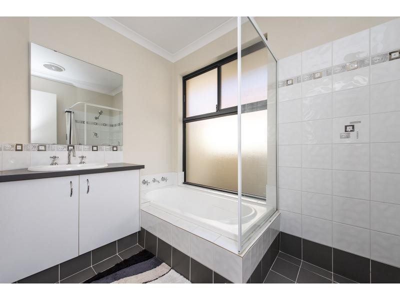 11 Arlette Pass, Lakelands WA 6180