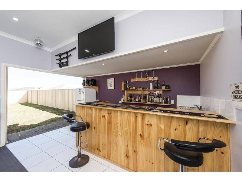 11 Arlette Pass, Lakelands WA 6180