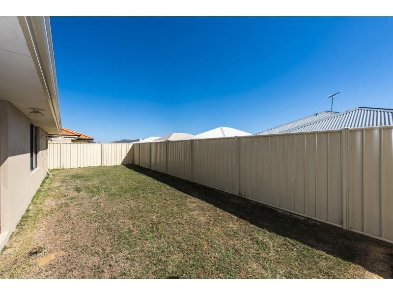 11 Arlette Pass, Lakelands WA 6180