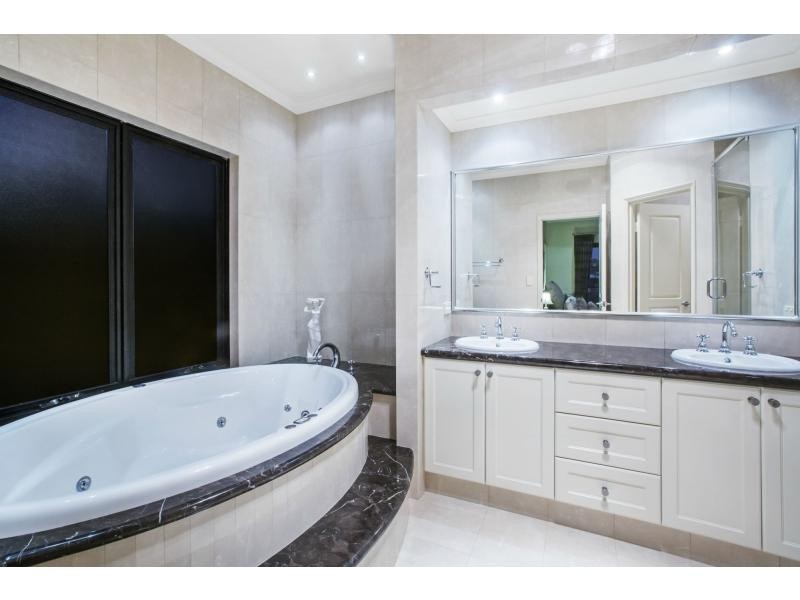 8 Torwood Edge, Halls Head WA 6210