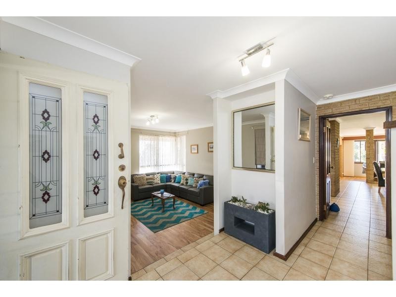 15 Rails Crescent, Wungong WA 6112