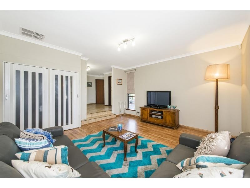 15 Rails Crescent, Wungong WA 6112
