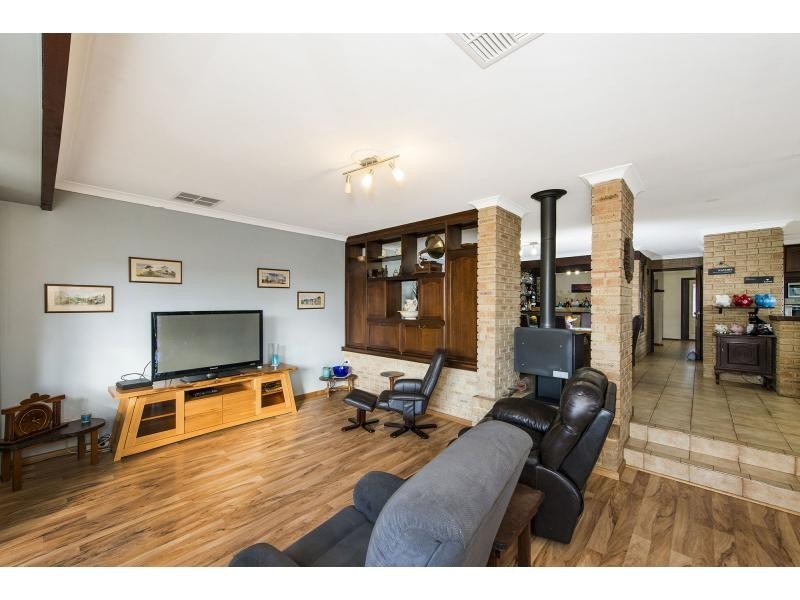 15 Rails Crescent, Wungong WA 6112