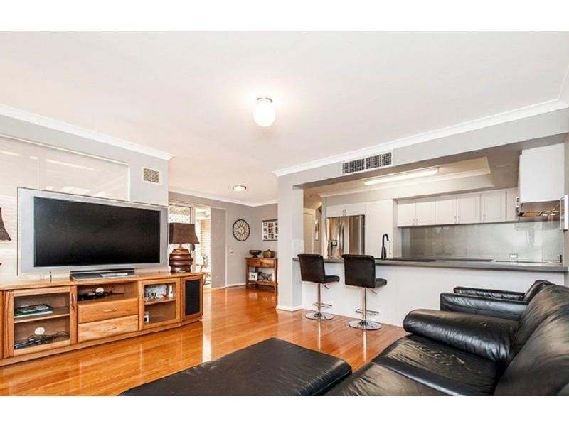 7 Lakefront Circle, The Vines WA 6069