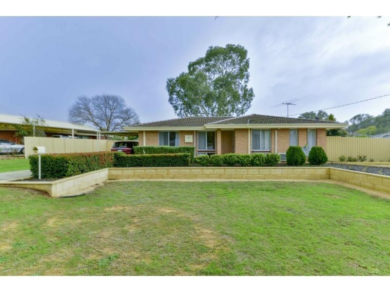 42 Ravenhill Road, Thornlie WA 6108