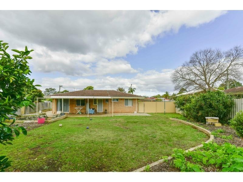 42 Ravenhill Road, Thornlie WA 6108