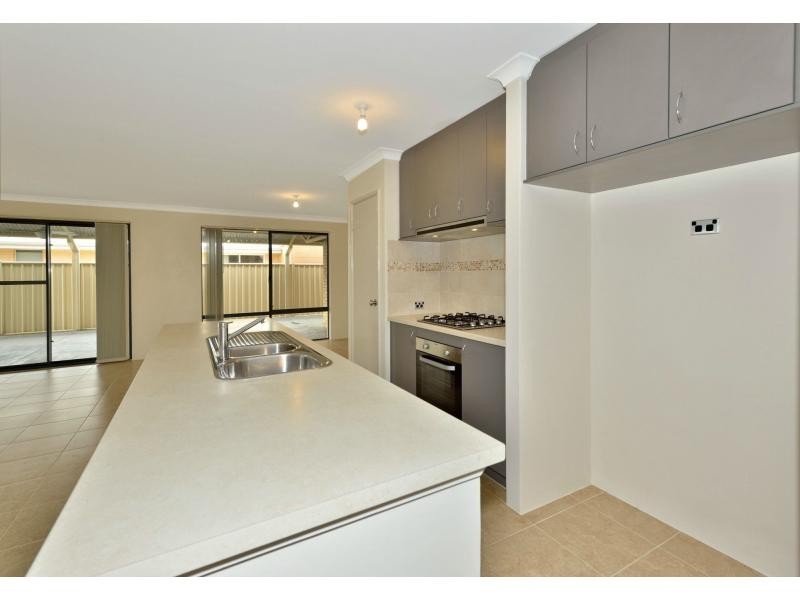 8 Calder Nook, Lakelands WA 6180