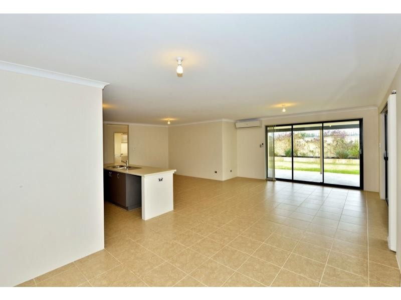 8 Calder Nook, Lakelands WA 6180