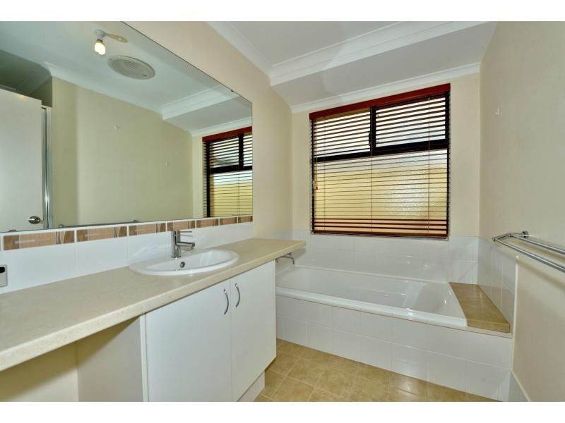 8 Calder Nook, Lakelands WA 6180