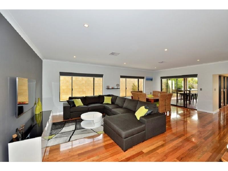 8 Possum Drive, Wannanup WA 6210