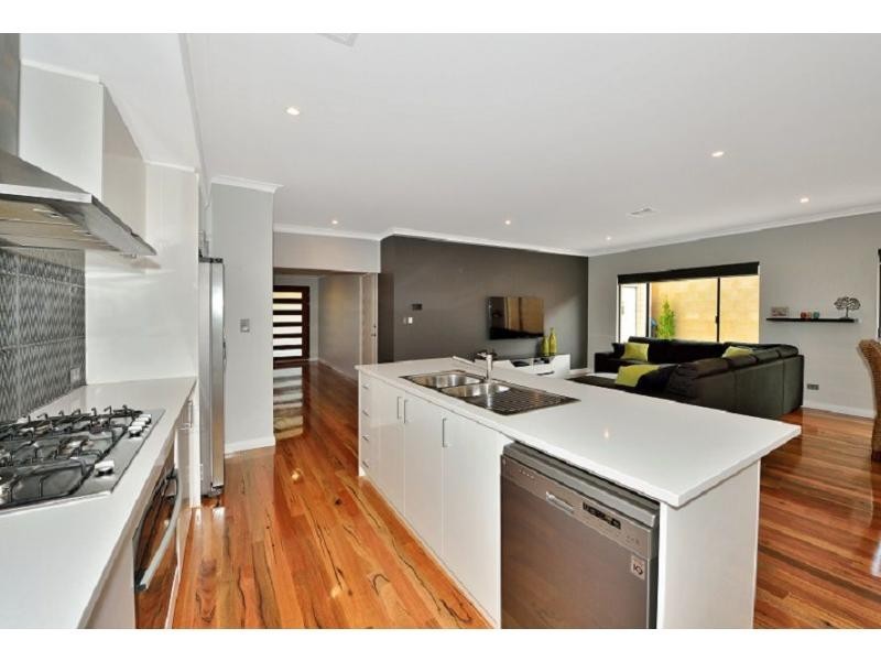 8 Possum Drive, Wannanup WA 6210