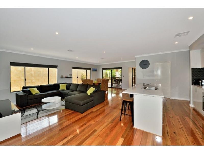 8 Possum Drive, Wannanup WA 6210