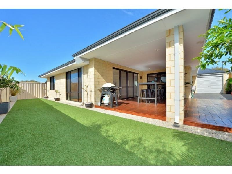 8 Possum Drive, Wannanup WA 6210