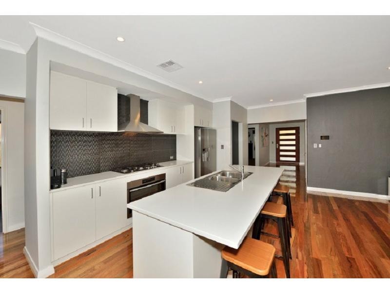 8 Possum Drive, Wannanup WA 6210