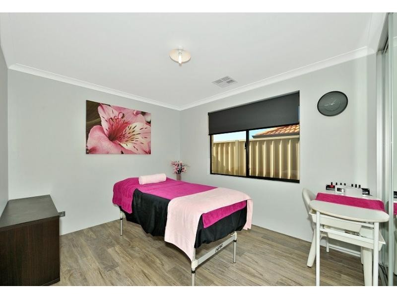 8 Possum Drive, Wannanup WA 6210