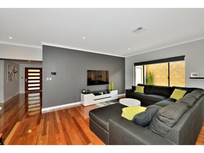 8 Possum Drive, Wannanup WA 6210