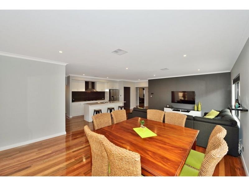 8 Possum Drive, Wannanup WA 6210