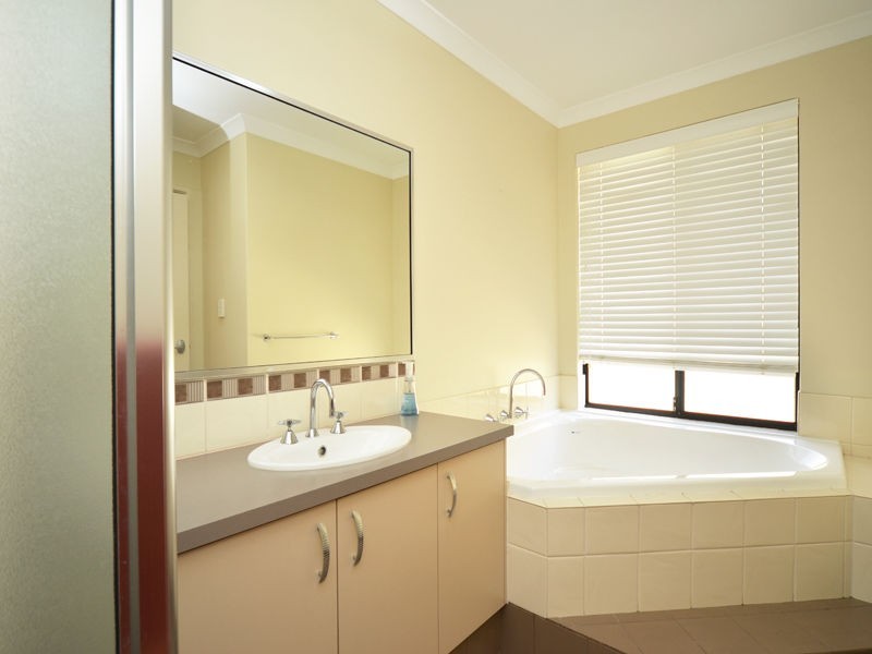 2 Hillsdale Rise, Darch WA 6065