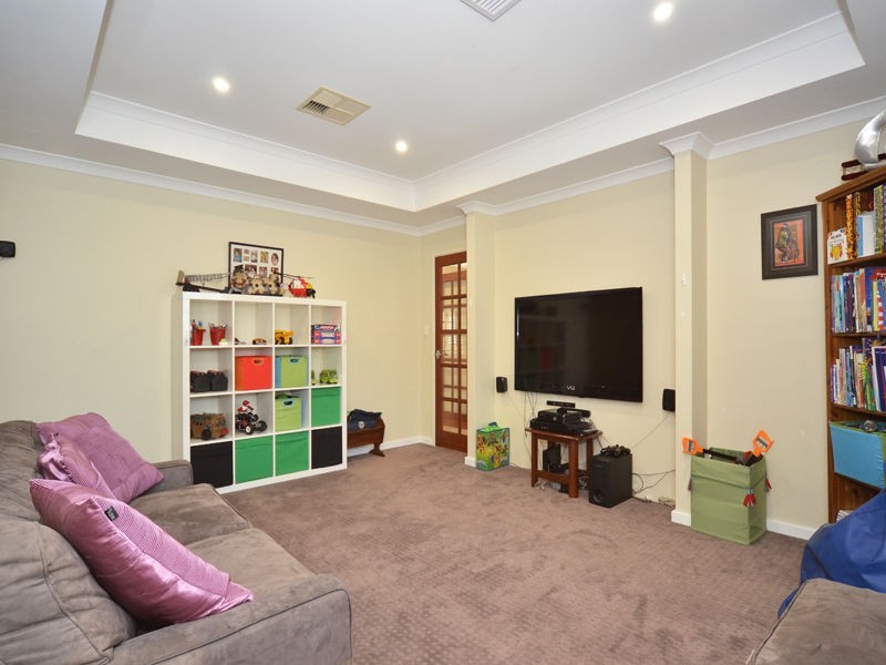 2 Hillsdale Rise, Darch WA 6065