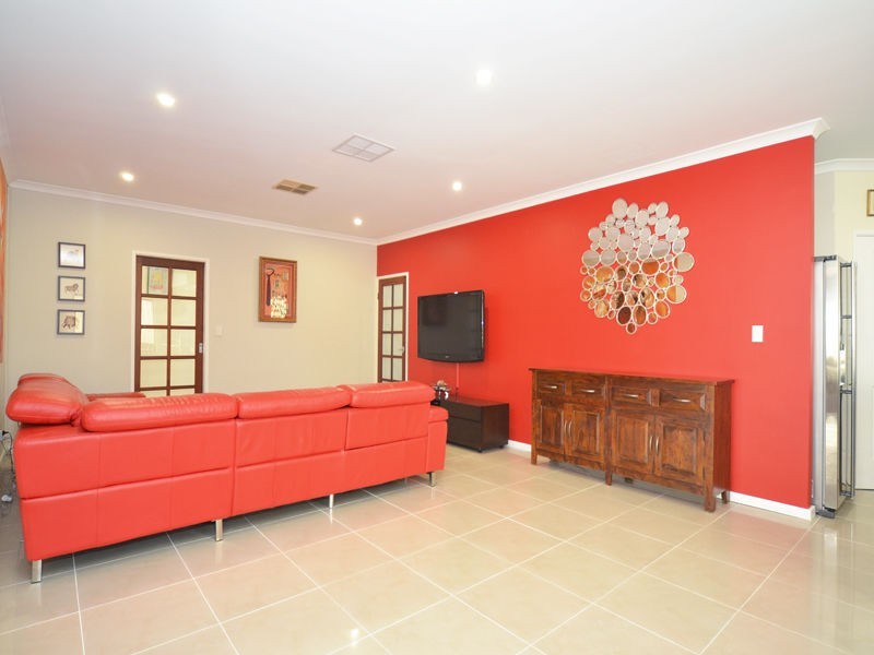 2 Hillsdale Rise, Darch WA 6065