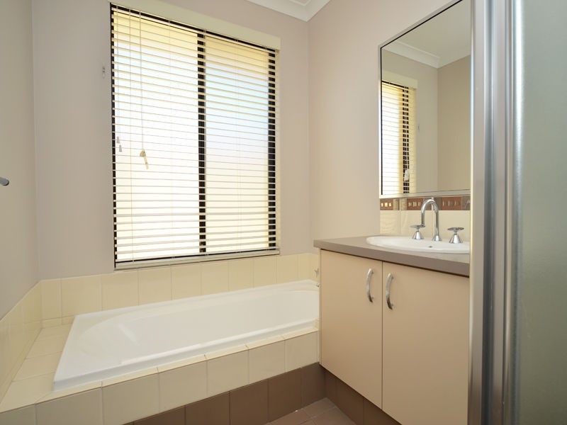 2 Hillsdale Rise, Darch WA 6065