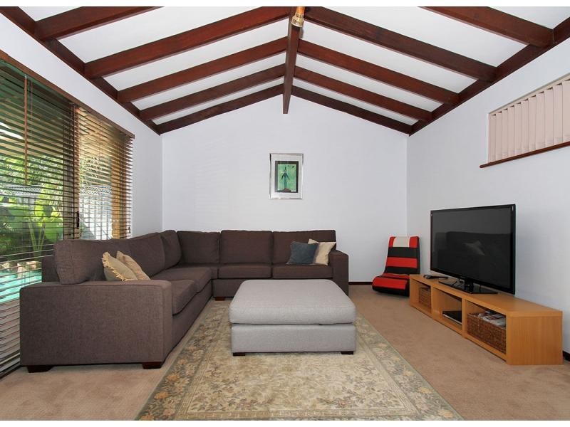 11 Kanella Road, Shelley WA 6148