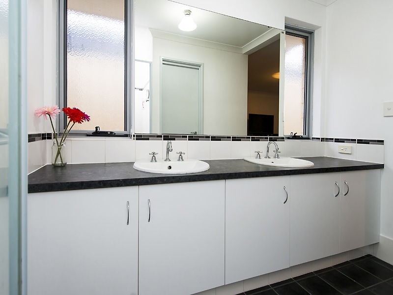 8 Hanoi Way, Hocking WA 6065