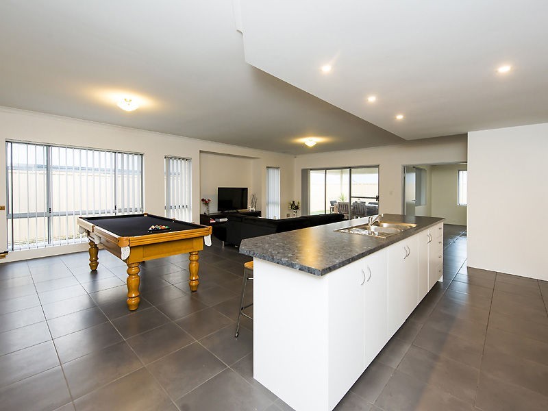 8 Hanoi Way, Hocking WA 6065