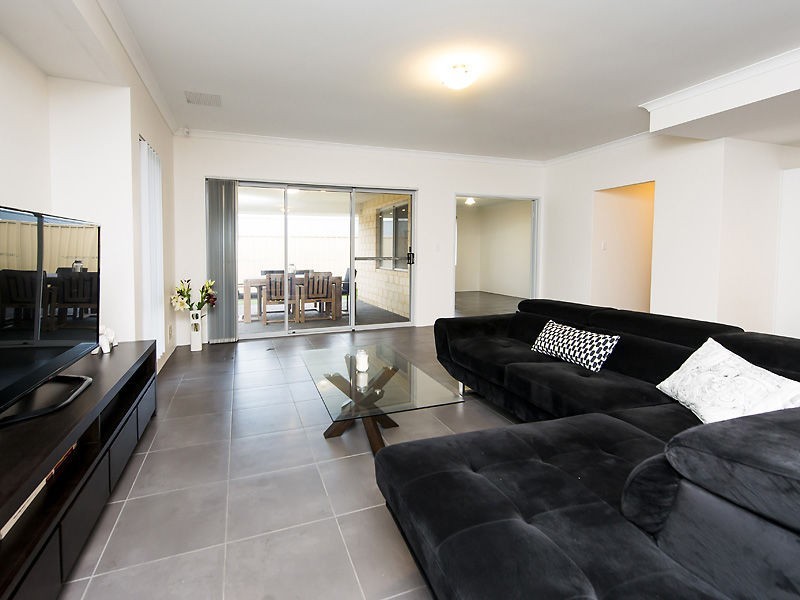 8 Hanoi Way, Hocking WA 6065