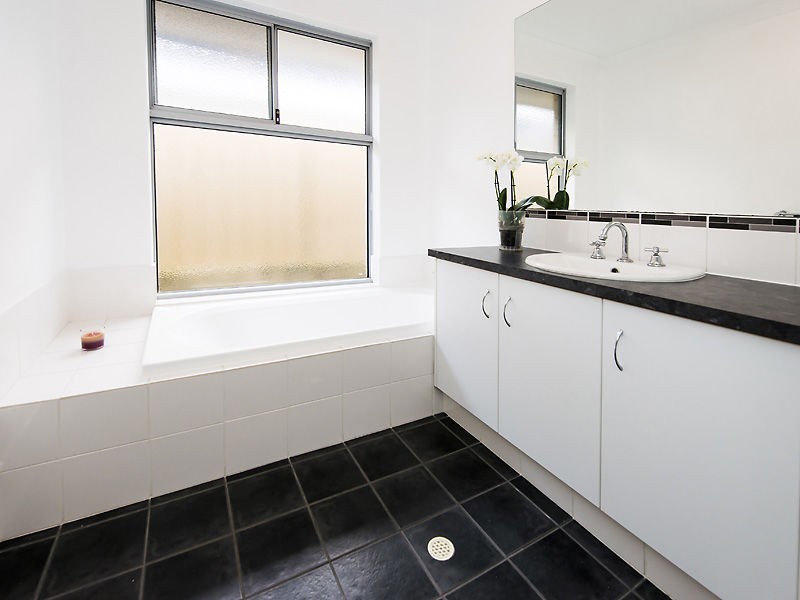 8 Hanoi Way, Hocking WA 6065